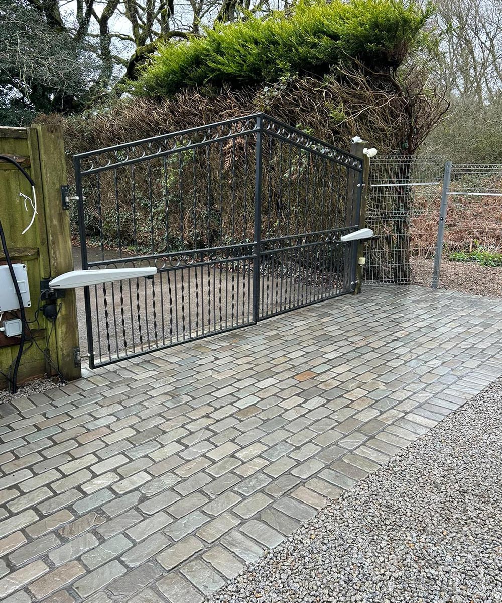 Knightwood-Grey-Tumbled-Sandstone-Setts-Hampshire